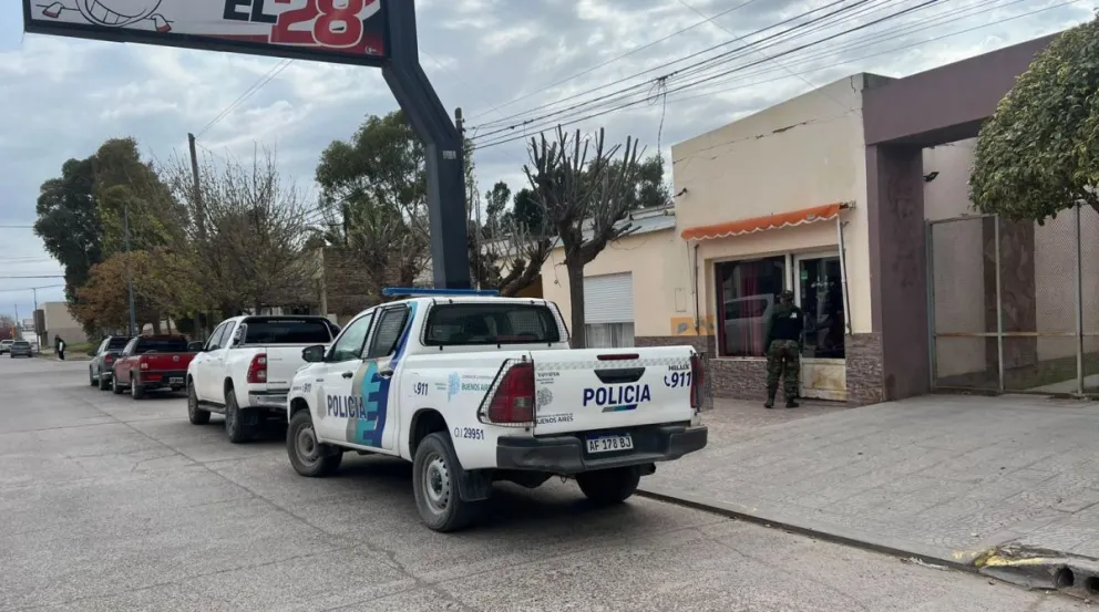 Personal policial trabajando en el lugar del operativo. 