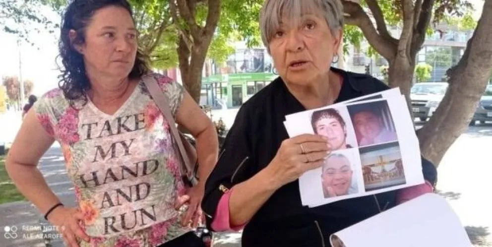 Silvia, con fotos de las víctimas en el marco de uno de sus reclamos de justicia en el 2022.