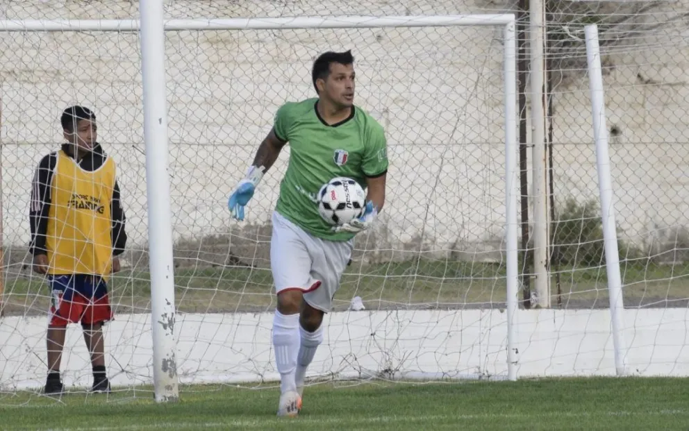 Leo Sosa, una pilar bajo los tres palos. 