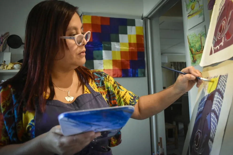 Viajará a Colombia para participar en una residencia artística que combinará creación de murales y trabajo comunitario (Fotos: Vanesa Schwemmler).