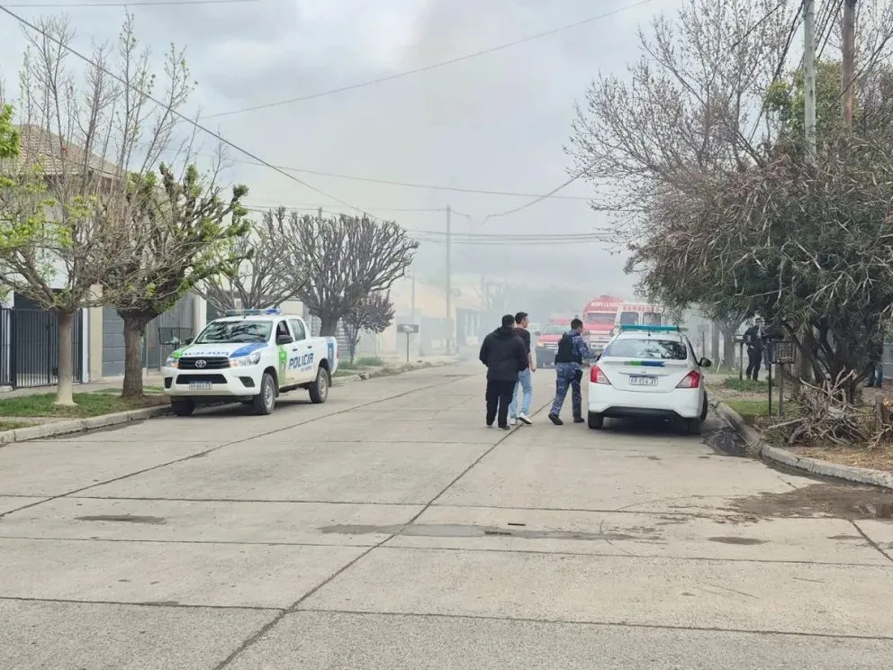 Bomberos y policía permanecen trabajando en la zona, mientras se mantiene custodiado el perímetro. Foto (ANR)
