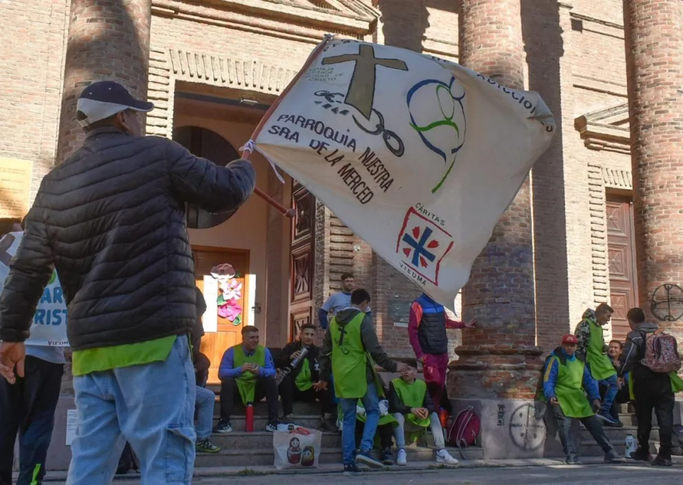 Una caminata frente a la Catedral. Fotos Vanesa Schwemmler para NoticiasNet.