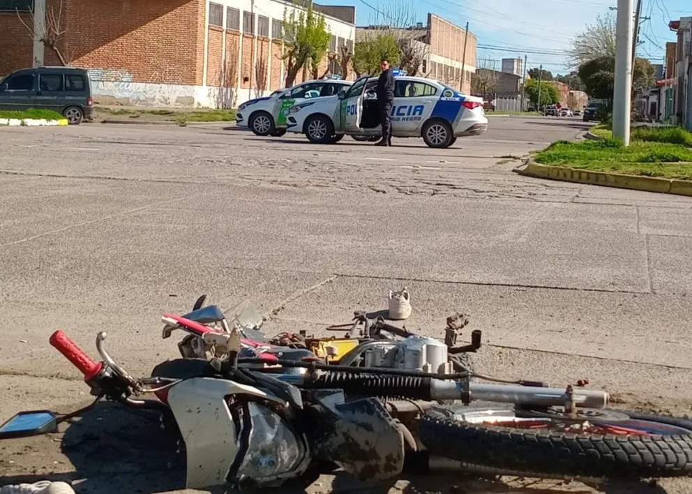 La motocicleta sufrió severos daños y quedó tirada sobre el cordón de la vereda. 