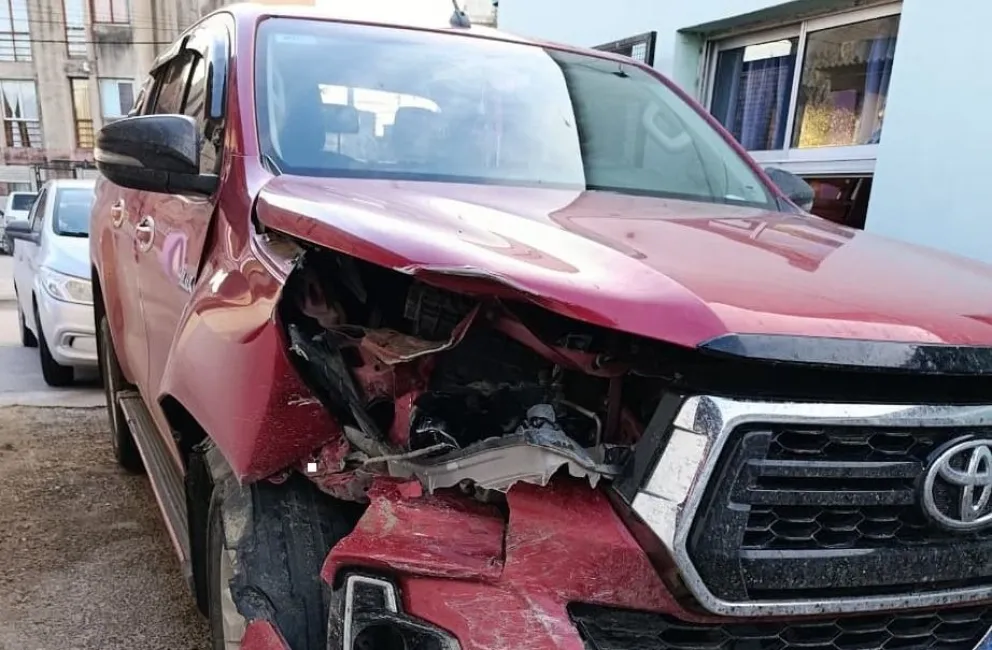 Estado en que quedó la Toyota involucrada en el choque y detenida en una unidad policial. Foto gentileza.