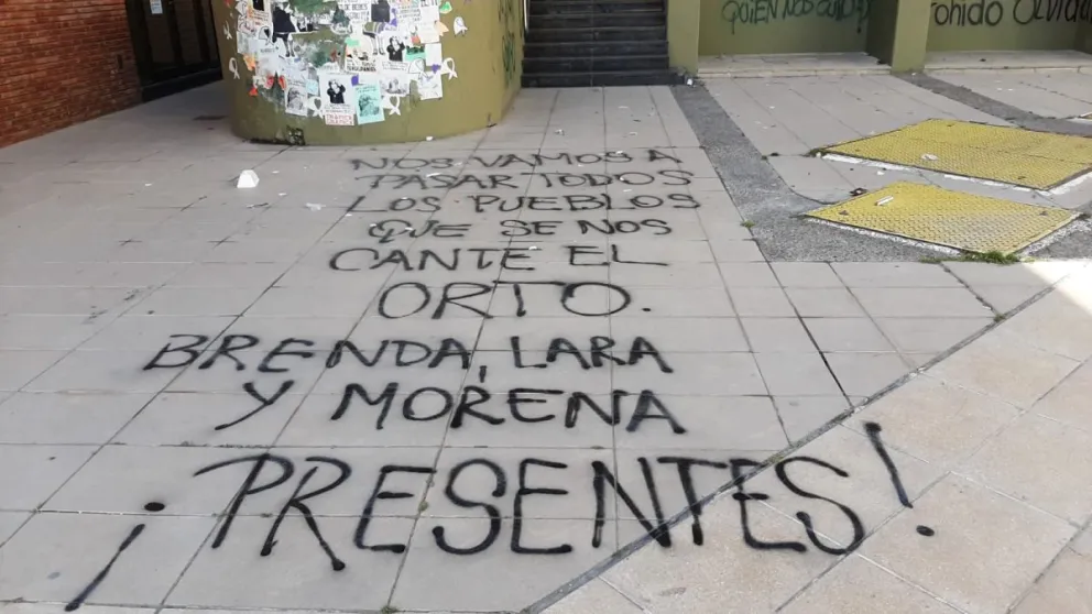 Pintadas en el acceso al edificio del Poder Federal con asiento en Viedma. 