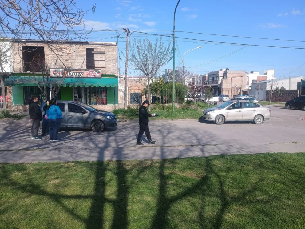 Esquina con varios accidentes en Viedma. 