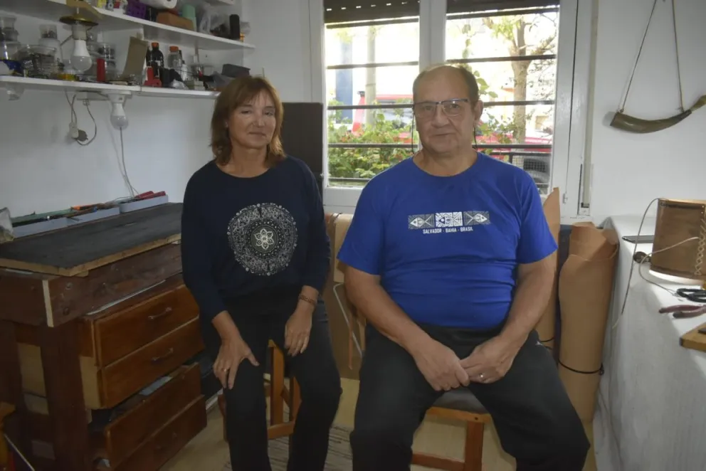 Guillermo Gengiobe y Mónica Canero son los titulares del emprendimiento artesanal (Fotos: Vanesa Schwemmler).