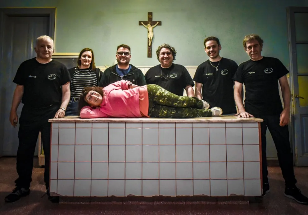 Javier Gallardi, en el centro, con los actores que marcan su presente teatral (Fotos: Vanesa Schwemmler). 