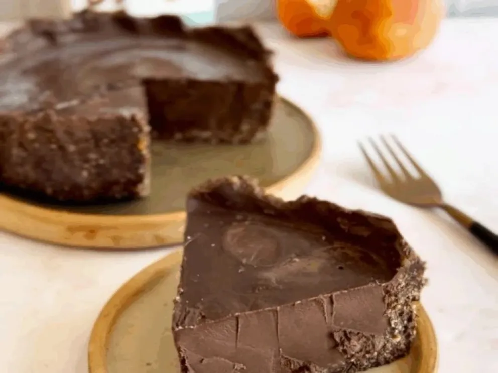 Tarta de chocolate y mandarina hecha en casa. 