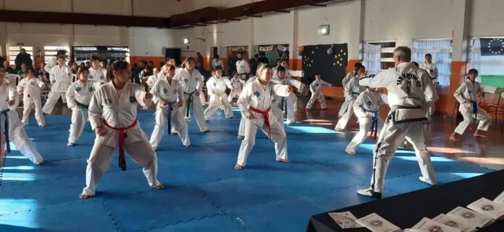 Gran Cena Show Solidaria en el Polideportivo de San Javier.