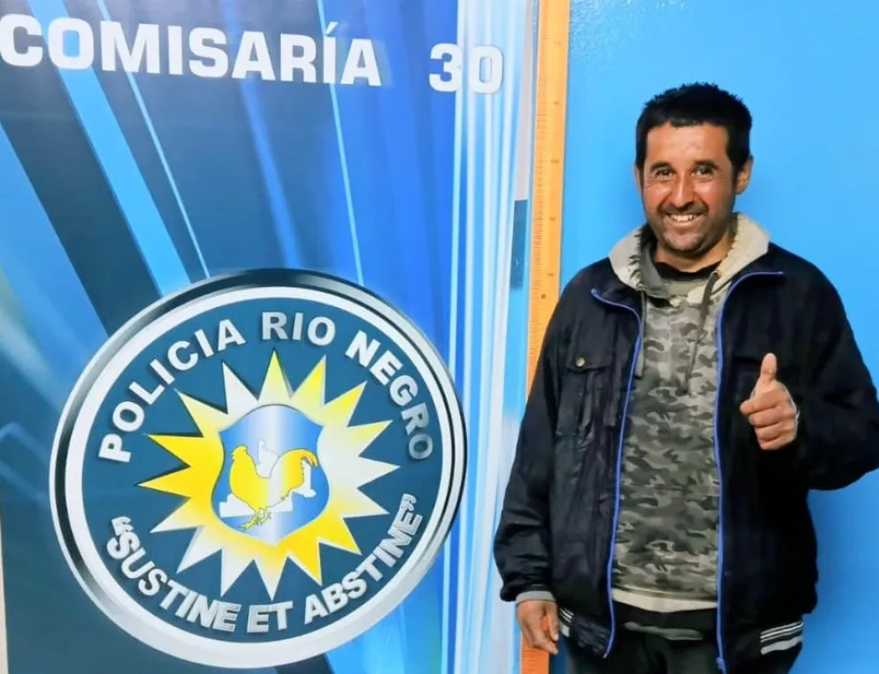 Ramírez sonriente junto a la Policía rionegrina, tras días de búsqueda.