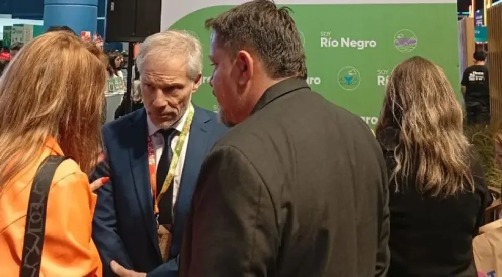 Dieron a conocer la diversidad de Rio Negro, en la imagen, Diego Piquín junto al secretario de Turismo de El Bolsón.
