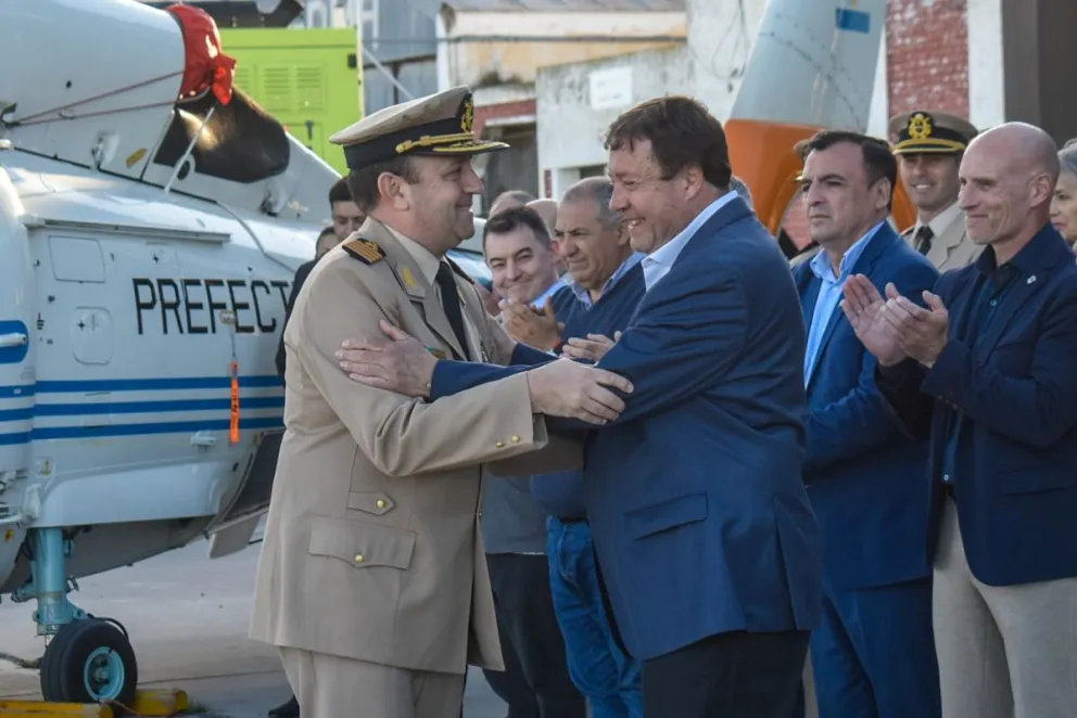 Weretilneck saluda a Apablaza, director de la Región Sur. Fotos Vanesa Schwemmler para NoticiasNet.