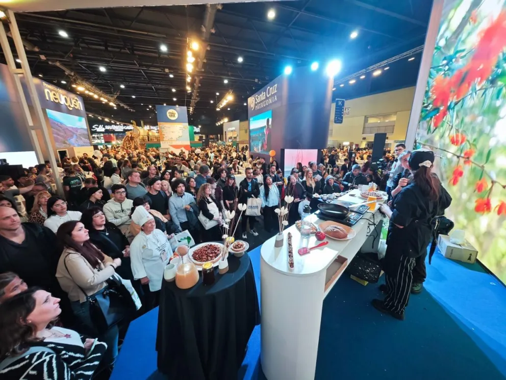 El intendente Marcos Castro junto con Flor de la V en el stand de Río Negro.