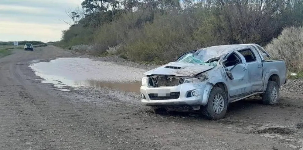 Así quedó la camioneta tras el vuelco. 