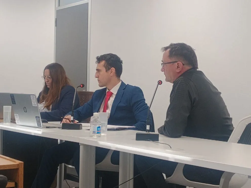 Audiencia de juicio oral y público, y el acusado Brost (derecha).