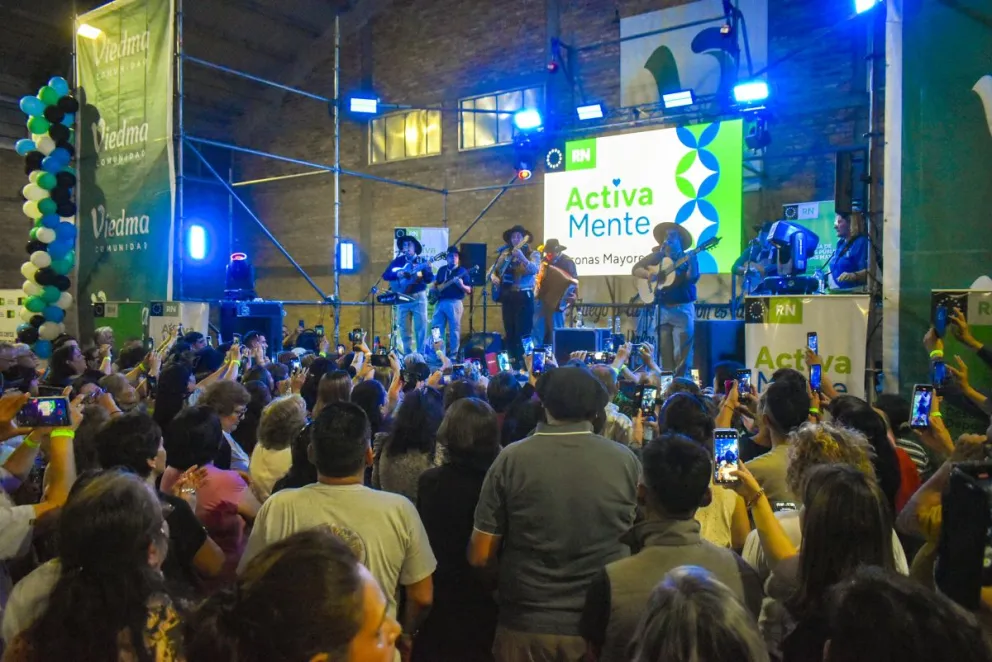 Una jornada inolvidable para los adultos mayores que asistieron al gimnasio anexo. (Fotos: Vanesa Schwemmler)