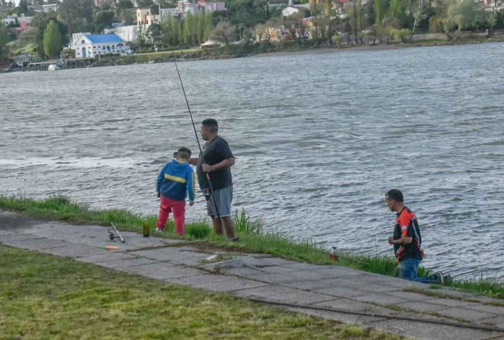 Dará para estar cerca del río Negro y con la caña de pescar para captura algunas carpas. Foto archivo.
