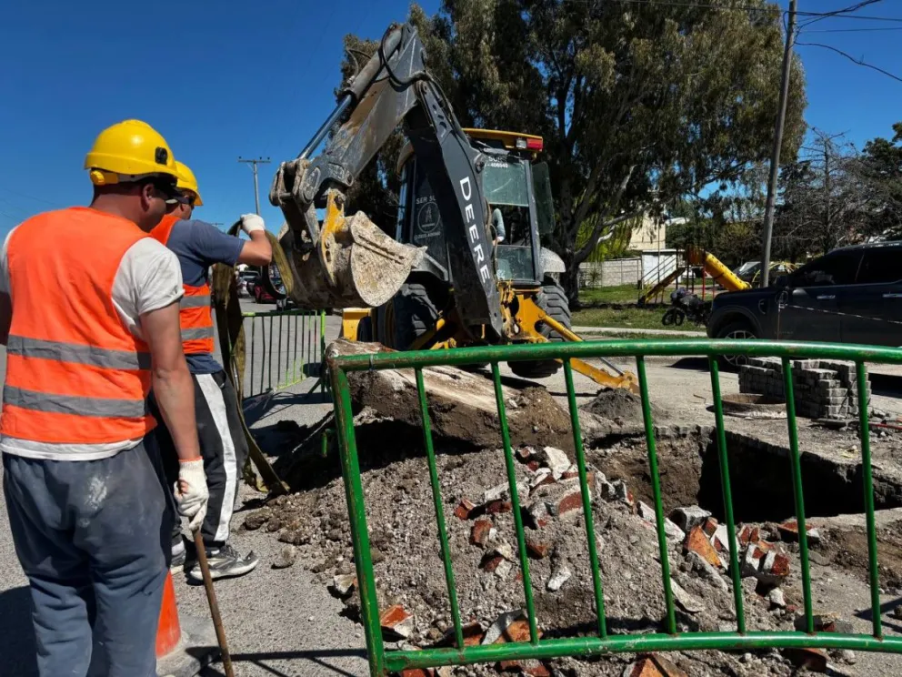 Una cuadrilla municipal trabaja en el Parque Independencia para prevenir lo que genera la acumulación de agua 