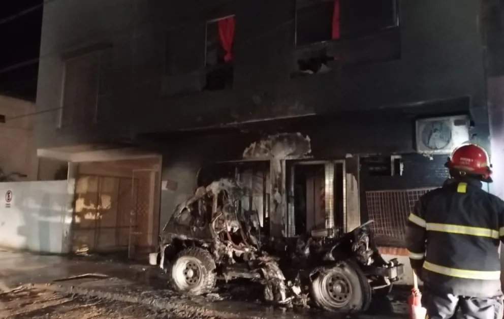 Incendio que habría sido intencional en Las Grutas. El jeep quedó irreconocible.