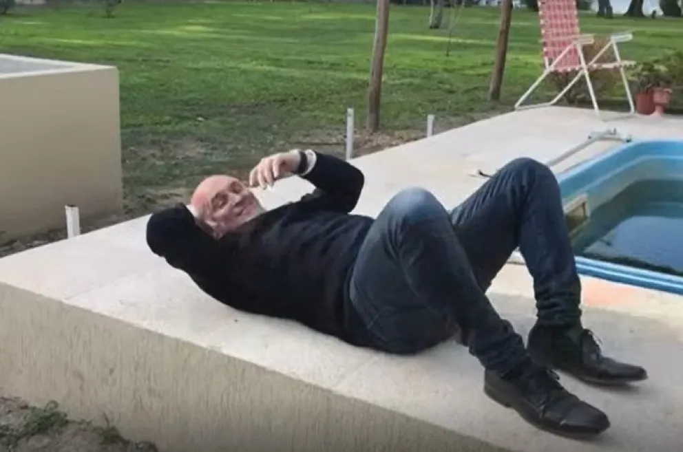 Espert recostado en la pileta de Fred Machado en Viedma. 