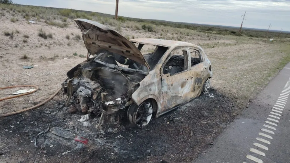 Así quedó el Peugeot 208 consumido por las llamas