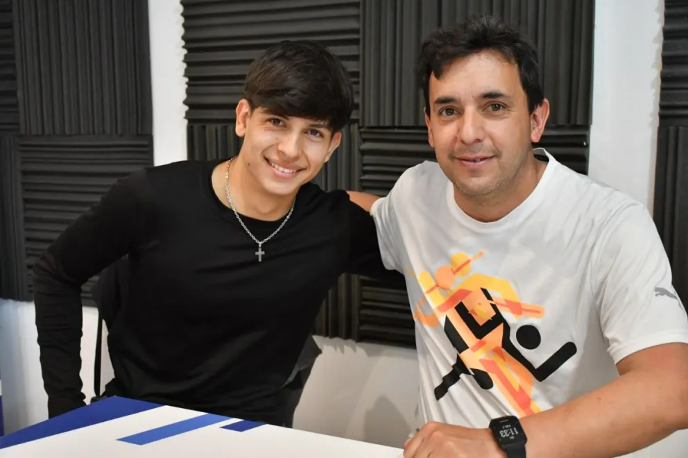 Damián Suárez Kreiber y su entrenador Martín Vitanzi, presente y futuro del atletismo local. 