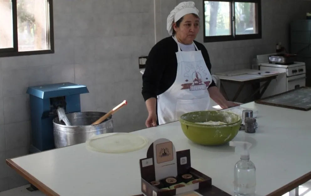 Andrea en plena producción de alfajores. 