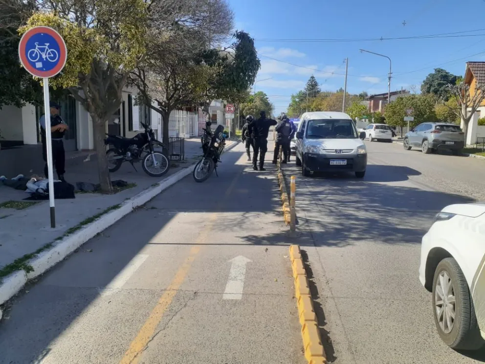 Contra el piso tras el apresamiento con la fuerza justa. Fotos NoticiasNet.