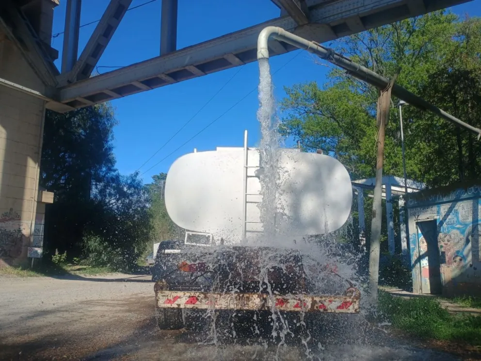 Camión de carga que recorre los barrios de Viedma. Fotos de Vanesa Schwemmler para NoticiasNet.