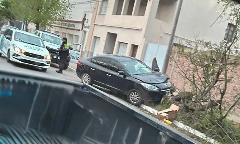 Los destrozos y la basura seguían este lunes en la vereda. 