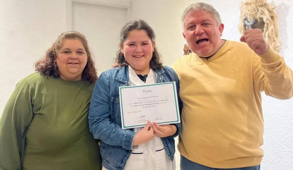 Luján Ramos y sus padres llenos de orgullo y de felicidad por la premiación en la Fiesta del Alfajor. 