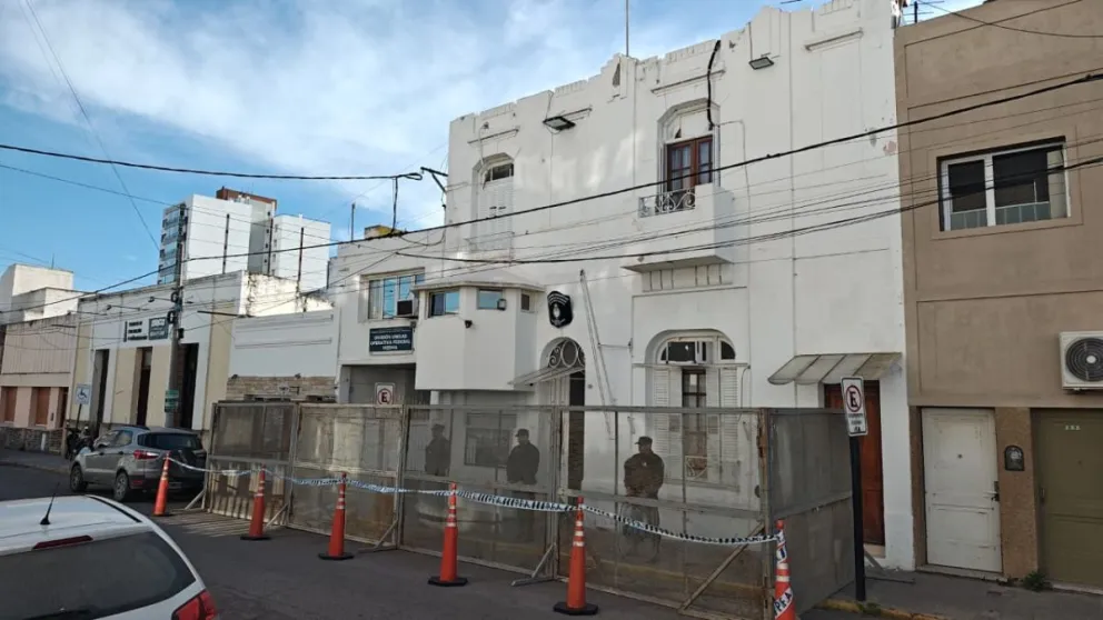 Sede de la Policía Federal de Viedma como pocas veces se la vio. Foto NoticiasNet. 