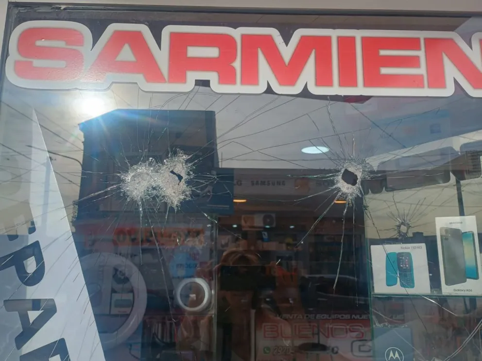 Local comercial con vidriera rota por los delincuentes. Fotos NoticiasNet. 