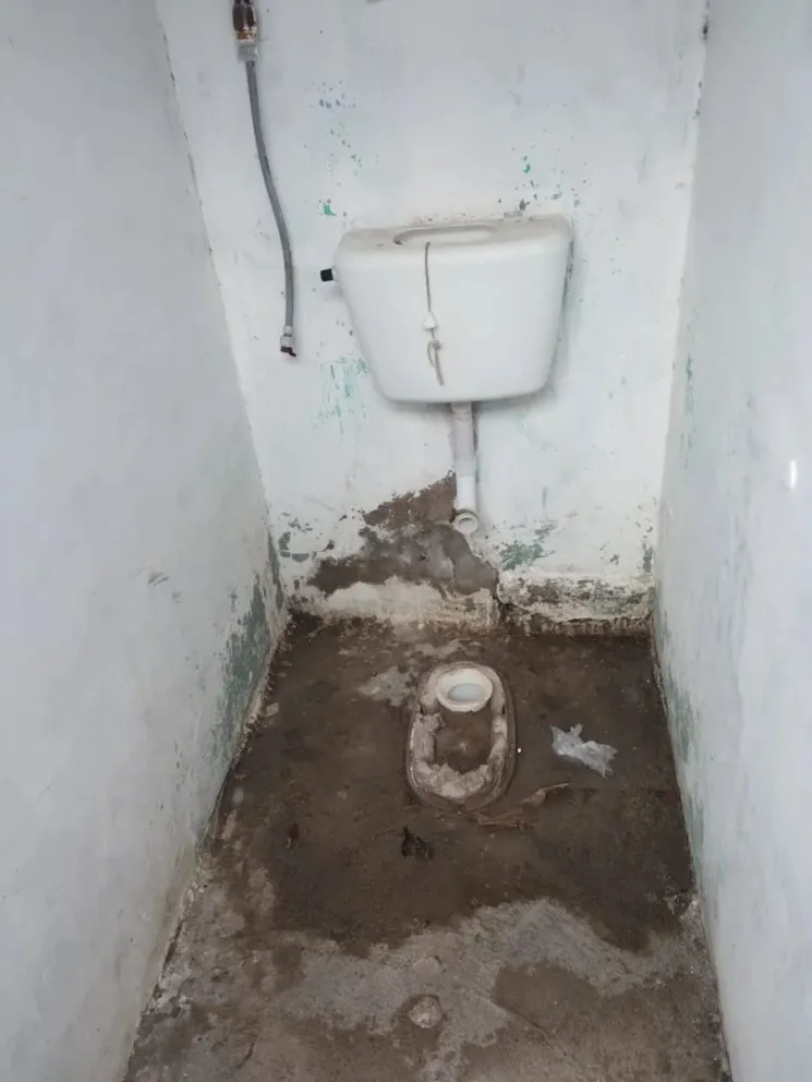 Hace algunos meses rompieron los sanitarios que refaccionaron con esfuerzo. 