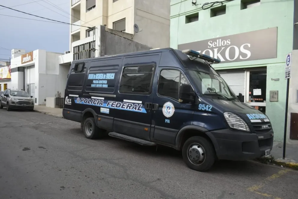 Combi de Neuquén que podría ser usada para trasladar a Fred Machado. 