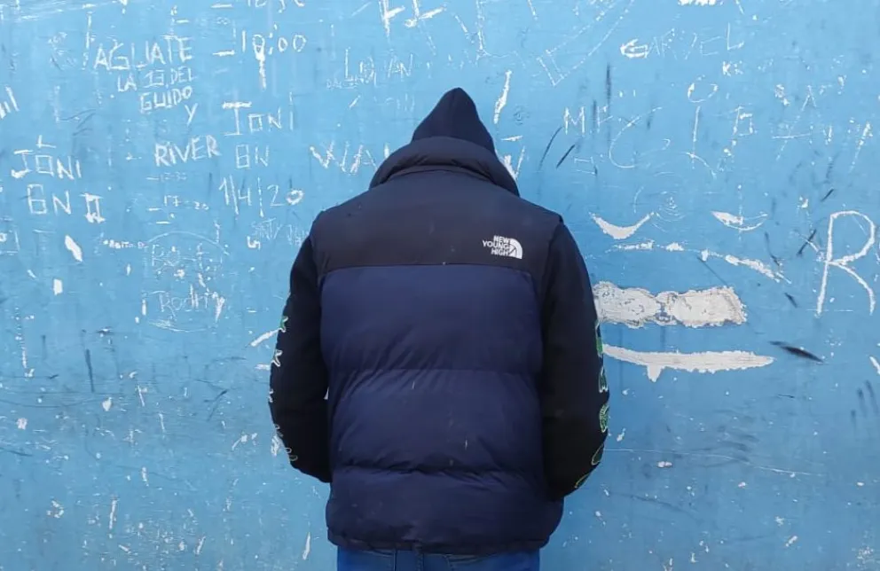 El sujeto está en la unidad, pero las autoridades no pudieron comprobar en lo inmediato cómo se llama. Foto gentileza.