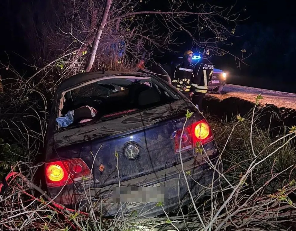 El automóvil quedó bastante destrozado y cuando llegó la policía, aún estaba con las luces encendidas. Foto gentileza.