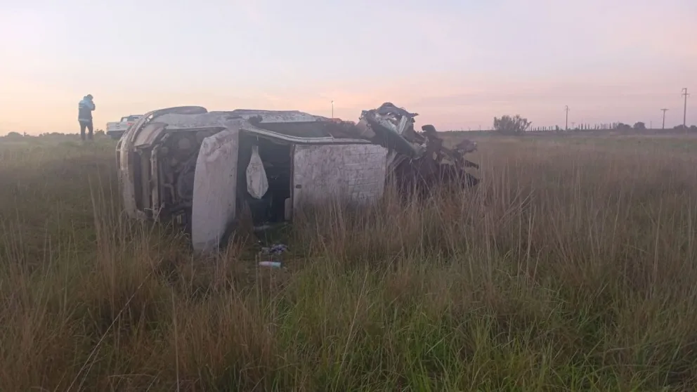 Así quedó la camioneta en la banquina luego del presunto toque del Peugeot 307 (Foto: gentileza) 