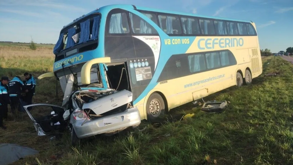 El colectivo fue impactado por el Peugeot 307 a la altura del conductor (Foto: gentileza)