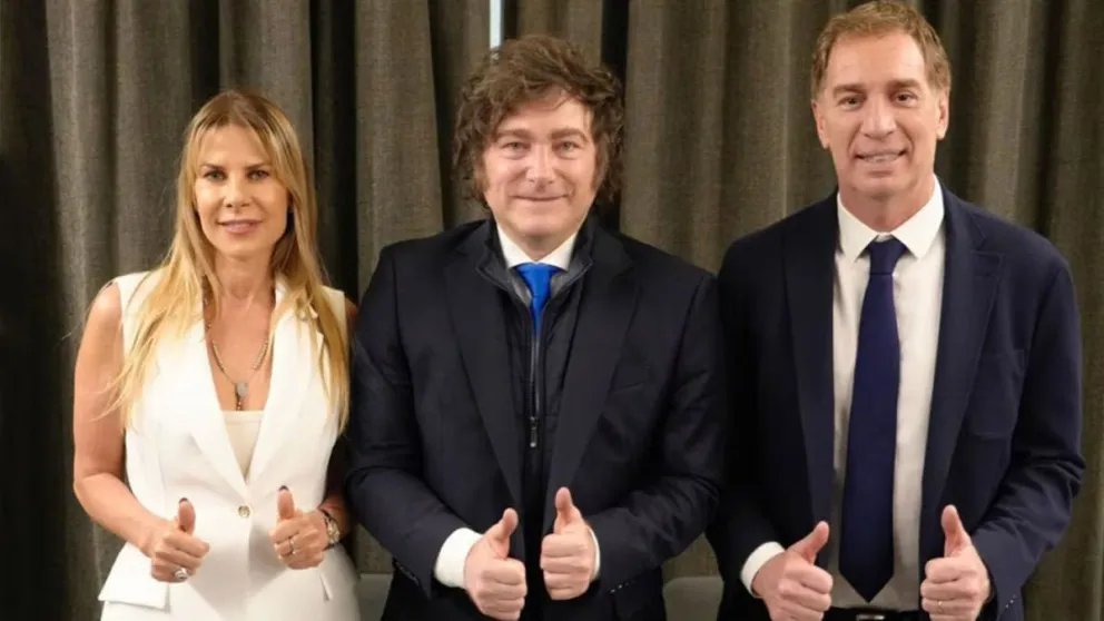 Javier Milei junto a los candidatos a diputados Karen Reichardt y Diego Santilli.