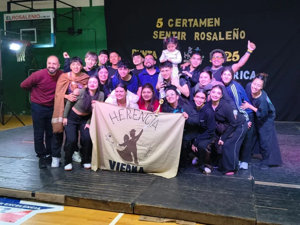 La Agrupación Folklórica Herencia en la competencia de Punta Alta (Fotos: gentileza)