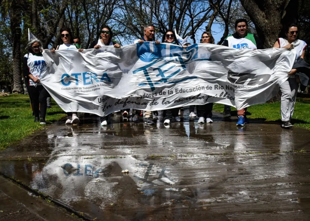 En la previa a la movilización docentes, prendieron los regadores en la plaza. Fotos: Vanesa Schwemmler para NoticiasNet.