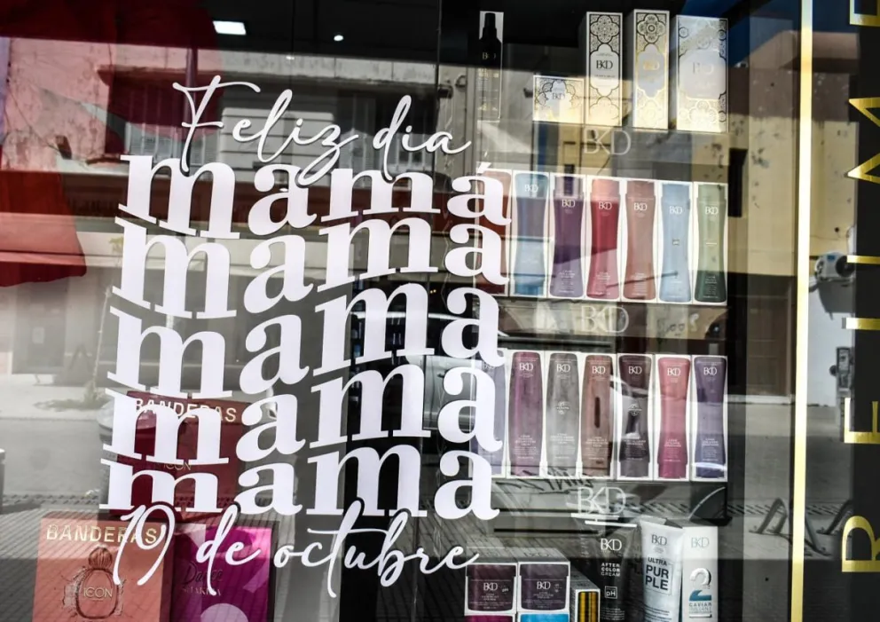 Los comercios locales están con distintas promociones por el Día de la Madre. Fotos: Vanesa Schwemmler.