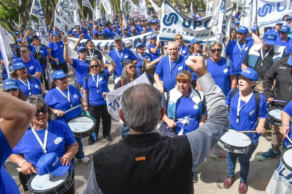 Una multitud, encabezada por Juan Carlos Scalesi, recorrió las calles y concentró en la Plaza San Martín (Fotos: Vanesa Schwemmler)