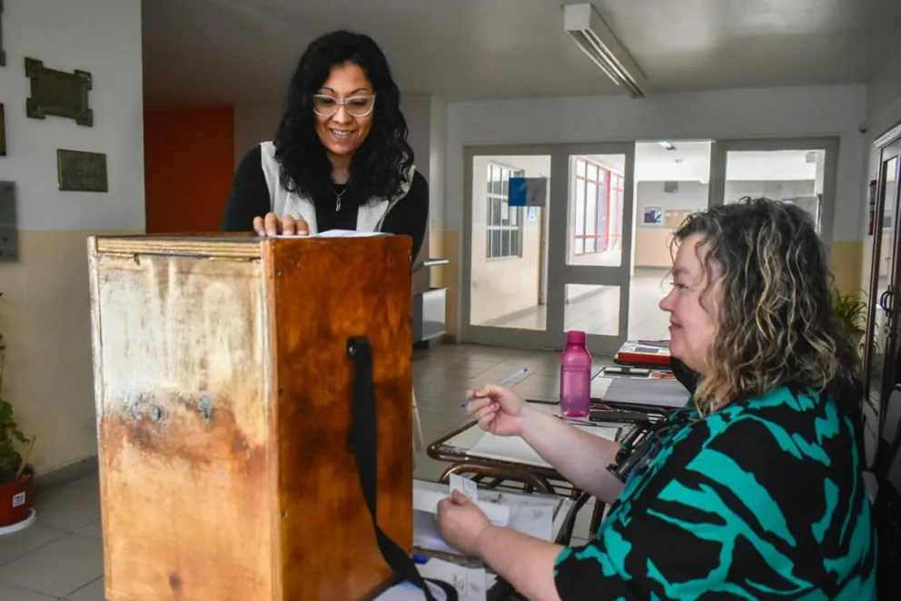 Colegio 8 y Escuela Primaria 296 del barrio 20 de Junio de Viedma, son las urnas fijas. Hay volantes en algunos lugares de la provincia. Fotos Vanesa Schwemmler para NoticiasNet.