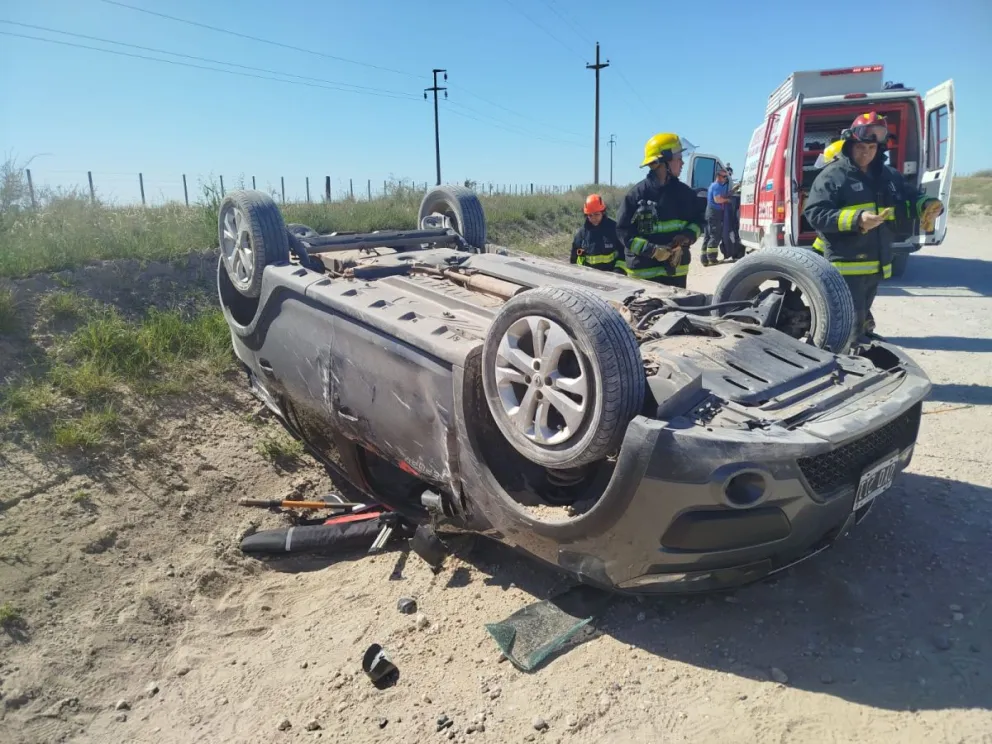 El vehículo quedó al costado del camino, volcado. 