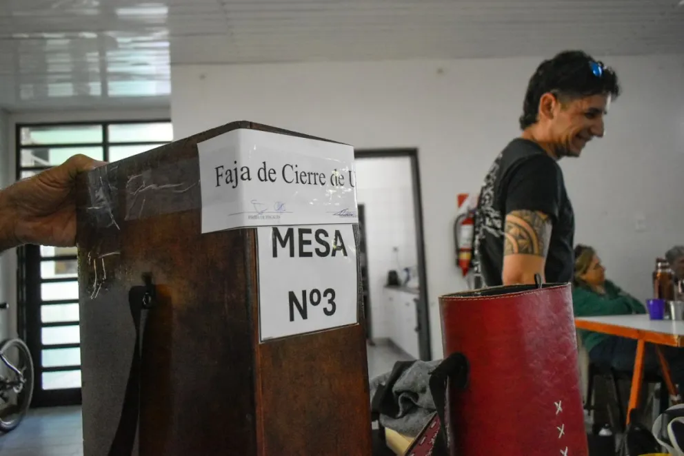 Al cierre las urnas fueron enviadas a las distintas seccionales para determinar el resultado. Fotos Vanesa Schwemmler para NoticiasNet.
