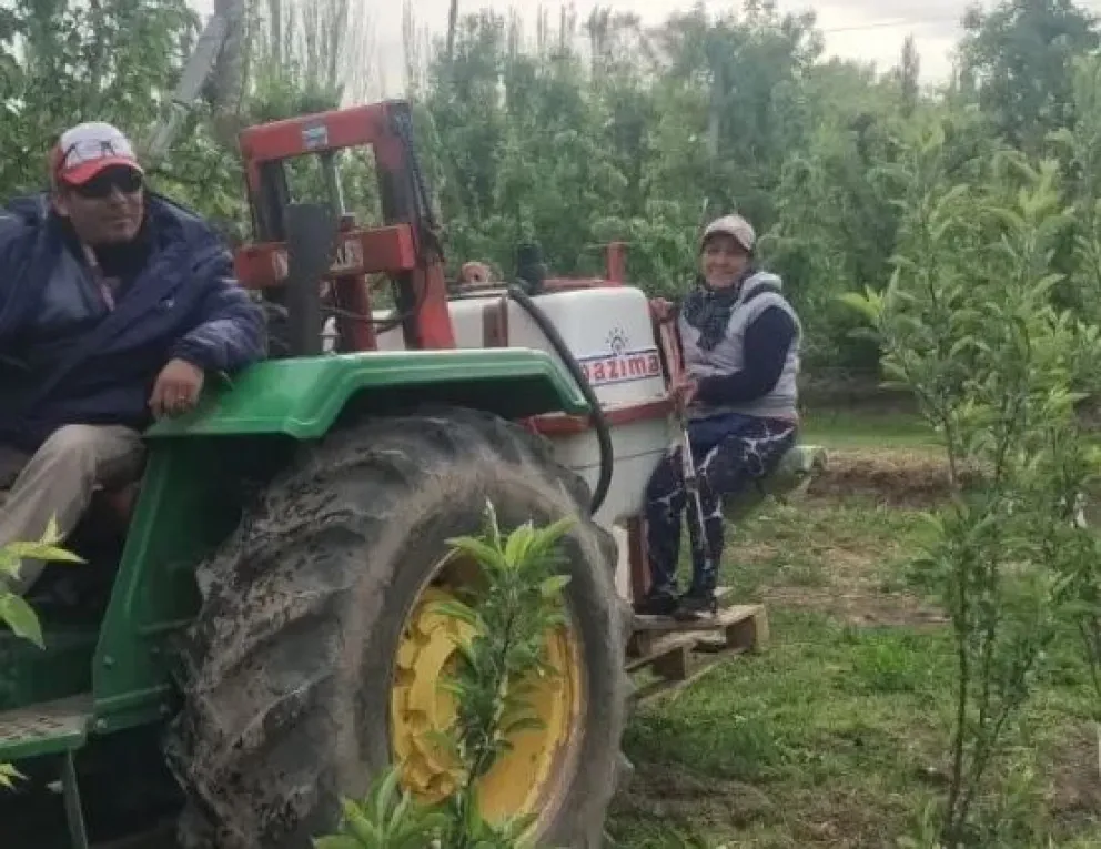 Trabajadora rural del Alto Valle, durante una jornada de aplicación de herbicida en una chacra. Foto: Sergio Alarcón
