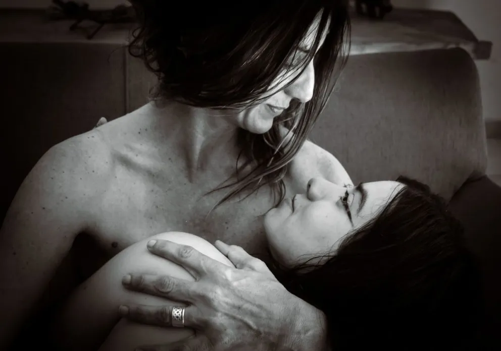 Julieta y Carmela abrazadas. Fotos: Vanesa Schwemmler